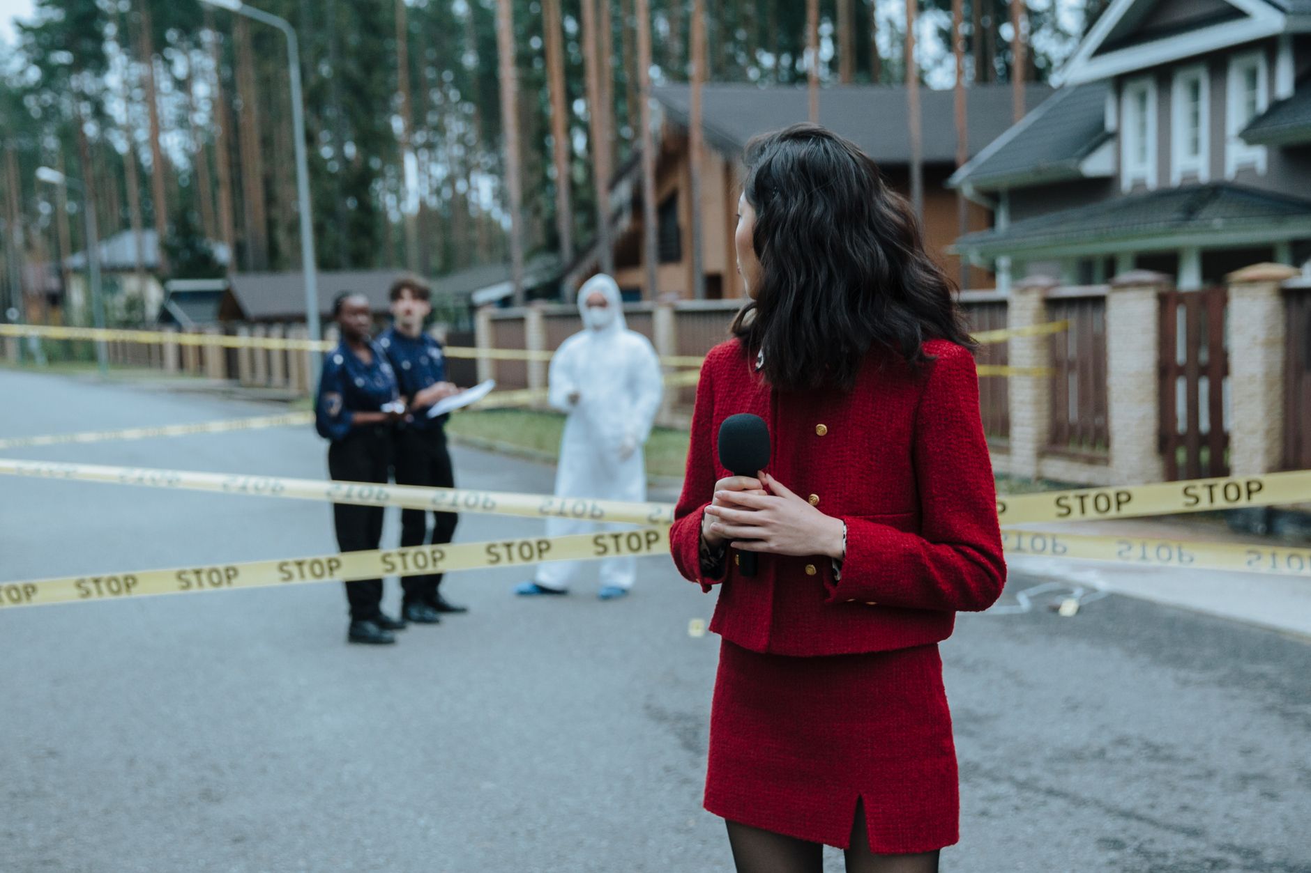 Reporter at a crime scene with police and forensic experts. Yellow caution tape visible. — Erfahrungen von Spielern im Winrol