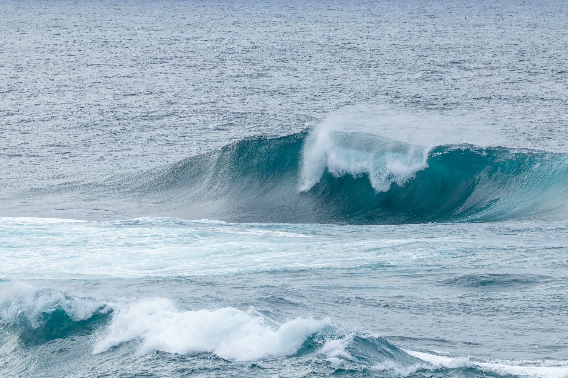 Powerful ocean waves breaking at Culburra Beach, New South Wales, showcasing nature's raw beauty. — Kundenerfahrungen im Bet2