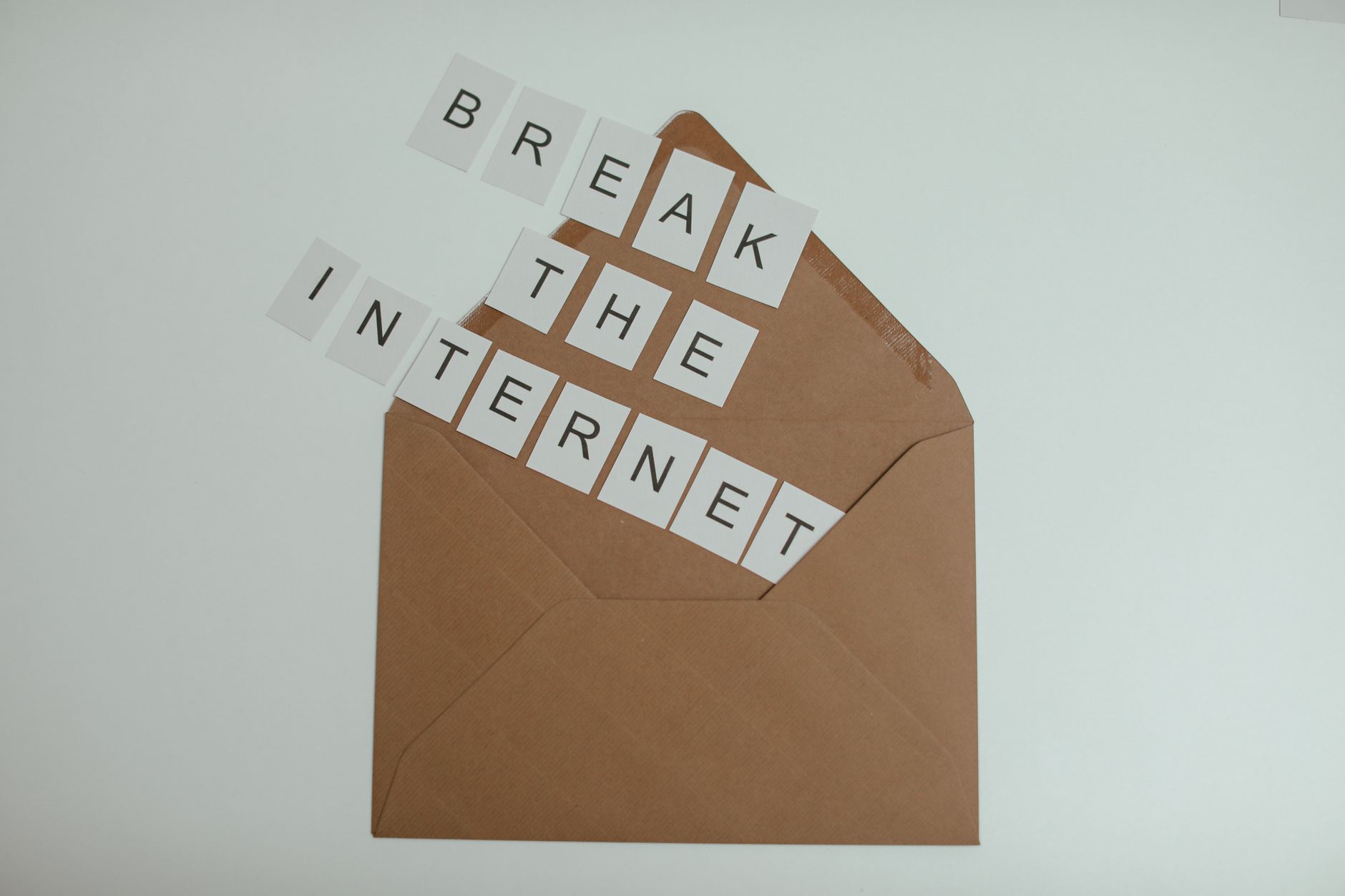 Brown envelope with tiles spelling 'Break the Internet' creates a conceptual and modern theme. — Midas Luck Casino: Verlocken
