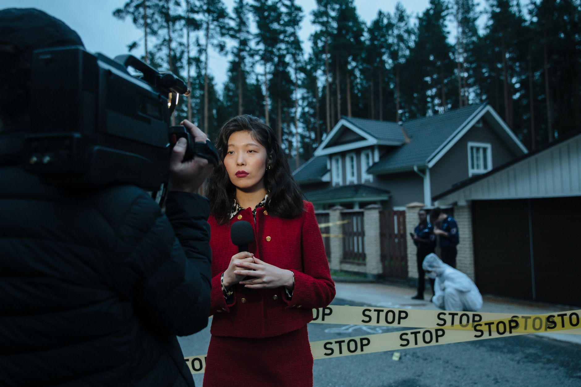Female journalist reporting live from a crime scene with police and cameraman. — Rich Royal Casino: Ein Blick hinter die Kuli