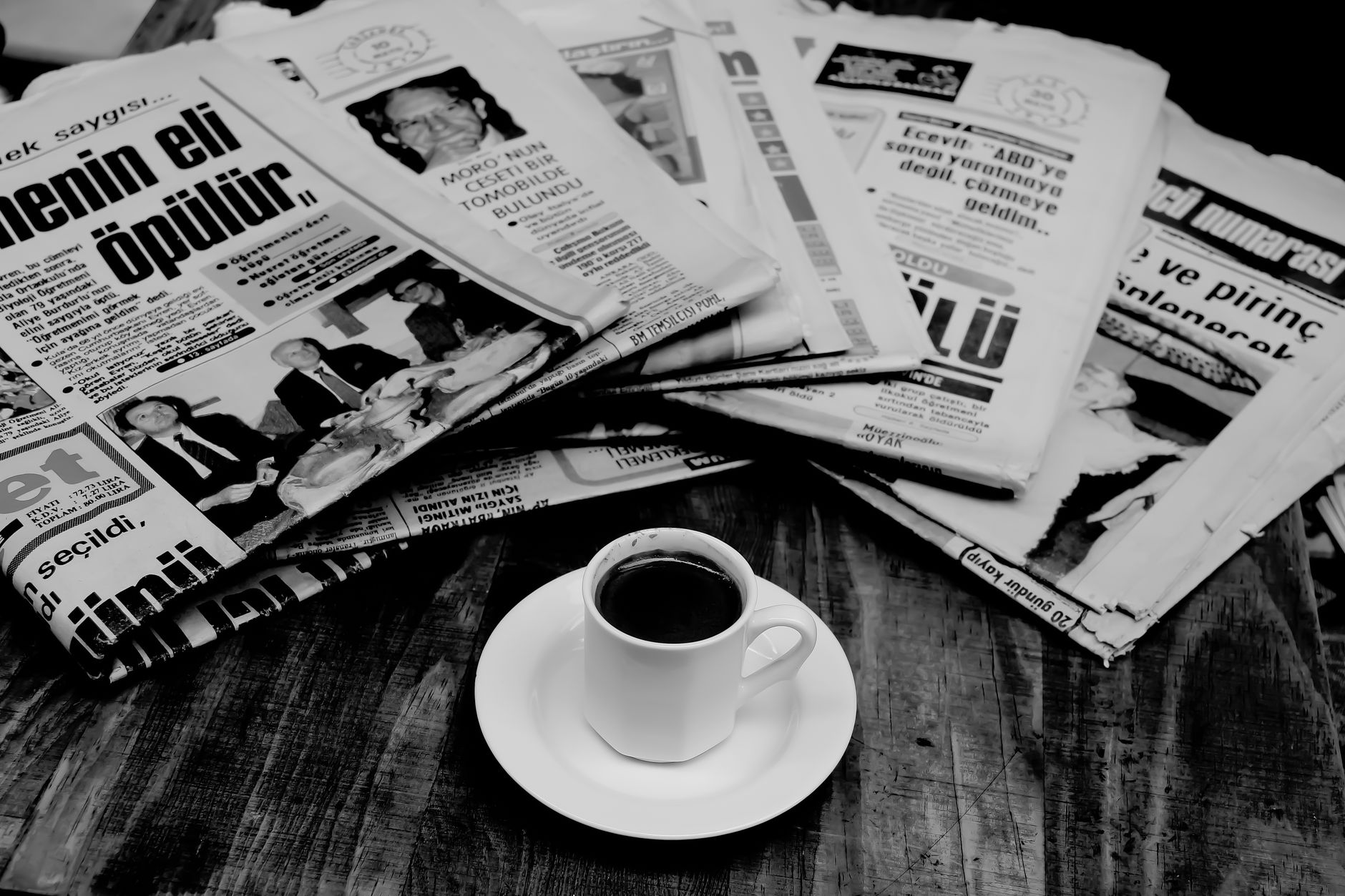 A cup of Turkish coffee sits on a wooden table next to a stack of newspapers. — Warum Sunmaker Casino eine neue Spielerfahrun