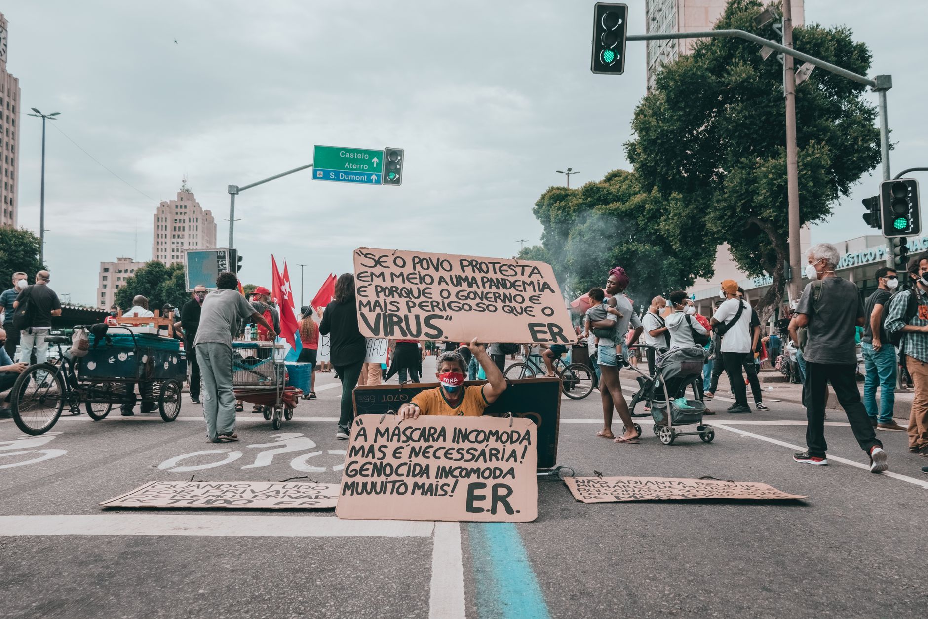 Rio students march